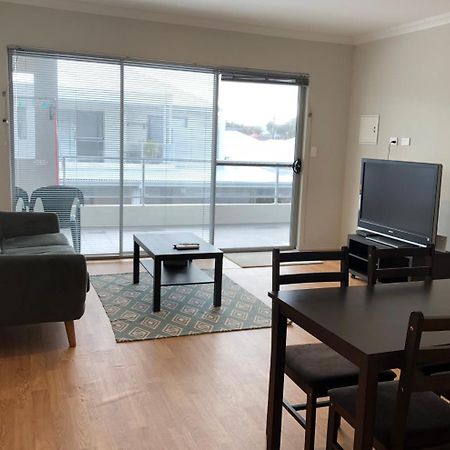 Apartment In Queens Park Perth Bagian luar foto