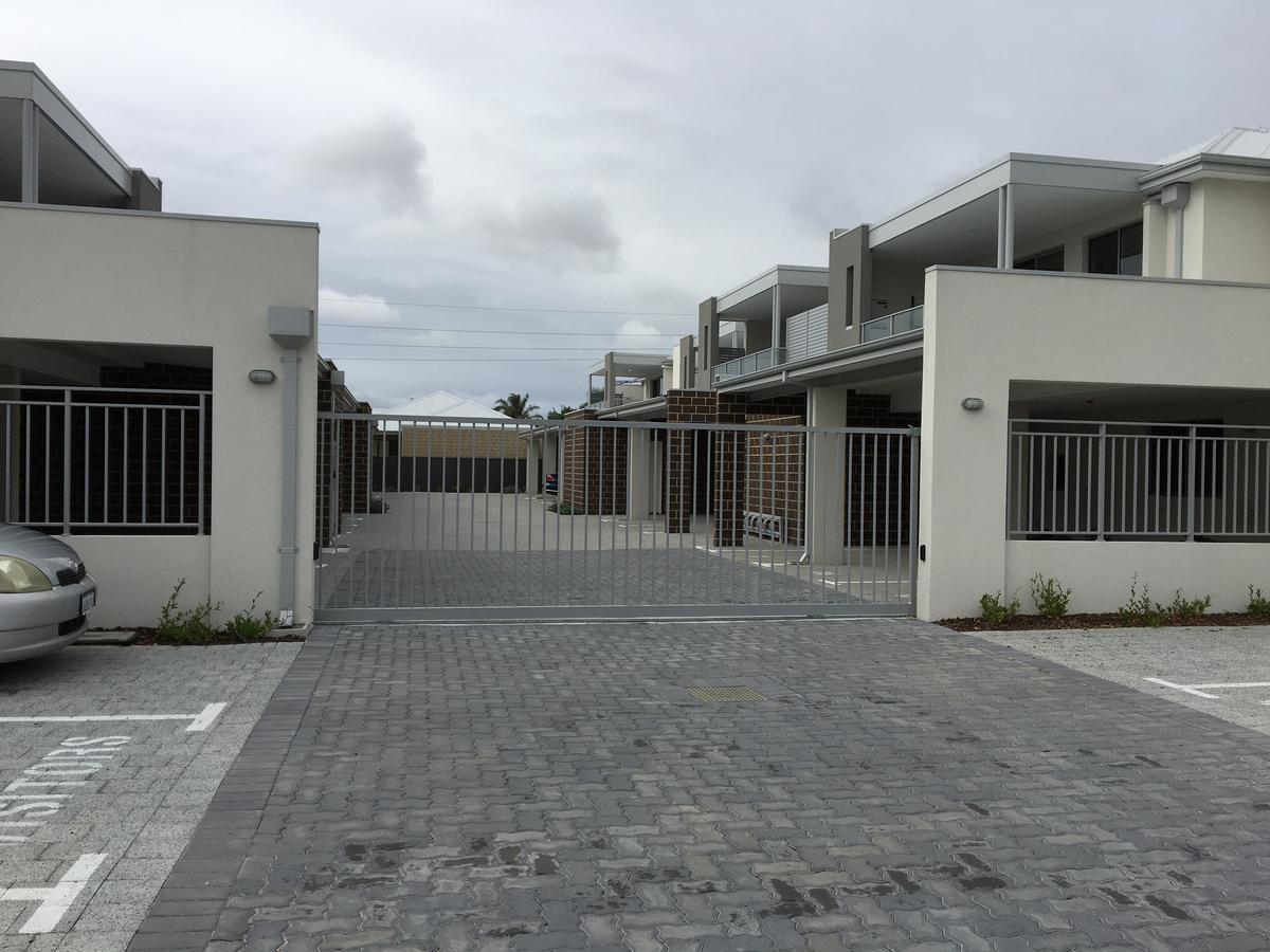 Apartment In Queens Park Perth Bagian luar foto
